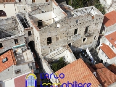 Historic building on 4 levels in the old town of Scalea
