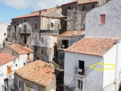 Property on two levels in the old town of Maierà