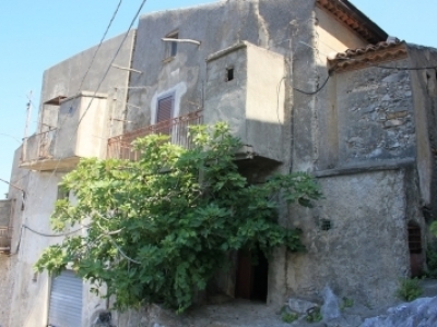 Independent property on two levels in the old town with panoramic sea view