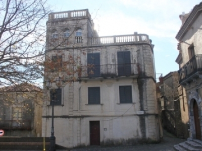 Appartamento su tre livelli in palazzina storica