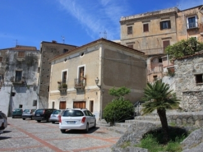 Apartment on two levels in the old town of Scalea 
