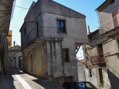 Independent property on 2 levels in the suggestive old town of Grisolia.   