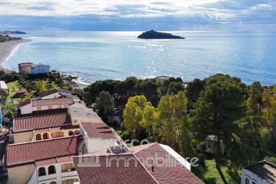 244, Villa indipendente con giardino, terrazzi vista mare e garage a Cirella
