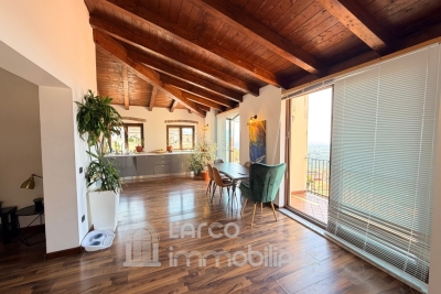 Casa su due livelli con terrazzo panoramico e splendida vista mare