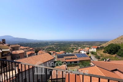 Casa su due livelli con terrazzo panoramico e splendida vista mare