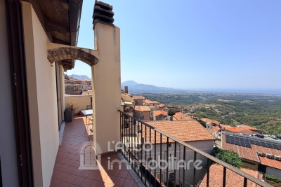 Casa su due livelli con terrazzo panoramico e splendida vista mare