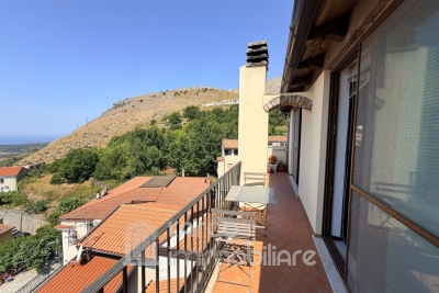 Casa su due livelli con terrazzo panoramico e splendida vista mare