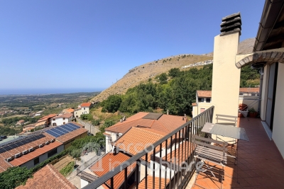 Casa su due livelli con terrazzo panoramico e splendida vista mare
