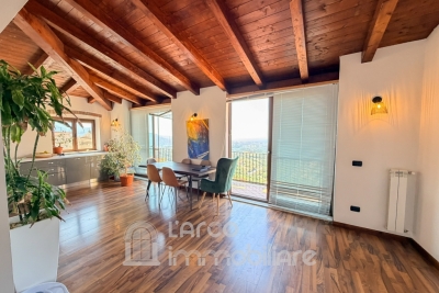 Casa su due livelli con terrazzo panoramico e splendida vista mare