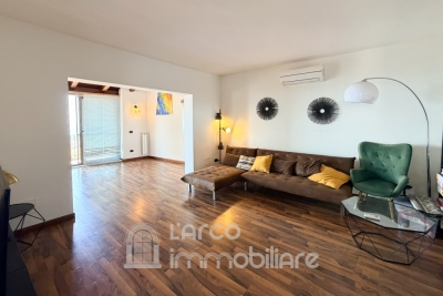 Casa su due livelli con terrazzo panoramico e splendida vista mare