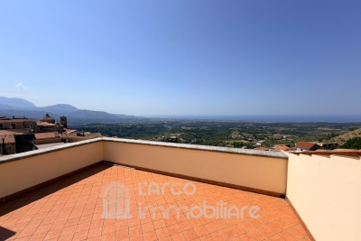 Casa su due livelli con terrazzo panoramico e splendida vista mare