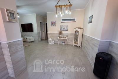Trilocale ristrutturato con ampia corte esterna attrezzata