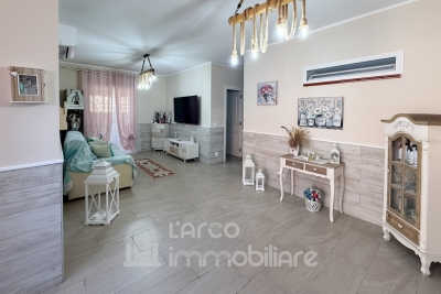 Trilocale ristrutturato con ampia corte esterna attrezzata