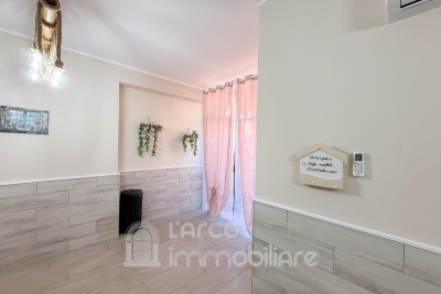 Trilocale ristrutturato con ampia corte esterna attrezzata