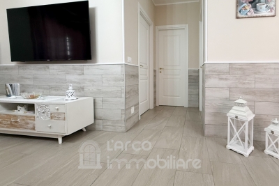 Trilocale ristrutturato con ampia corte esterna attrezzata