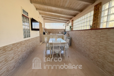 Trilocale ristrutturato con ampia corte esterna attrezzata
