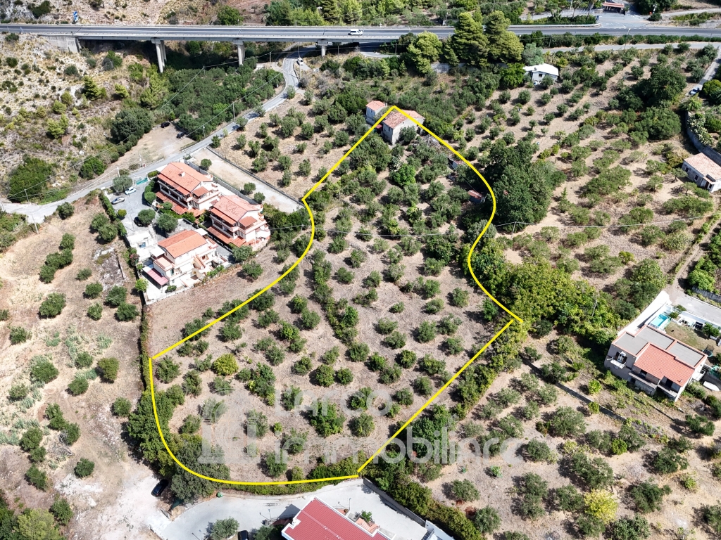 Terreno edificabile con rudere Terreno edificabile con rudere