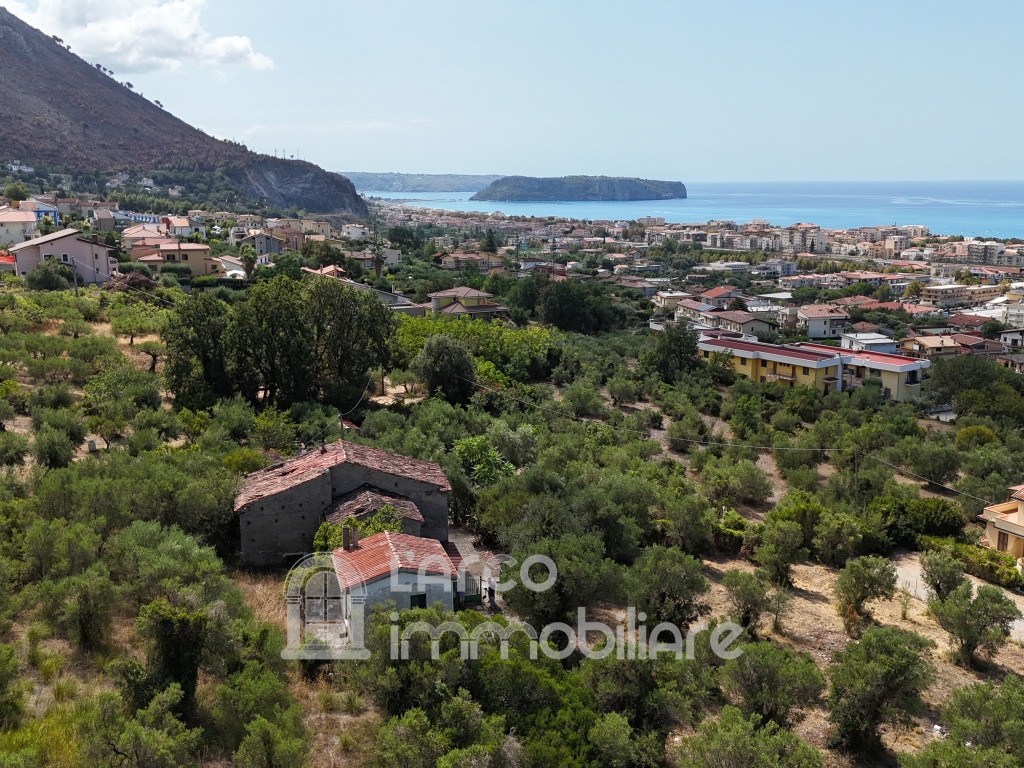 Terreno edificabile con rudere Terreno edificabile con rudere