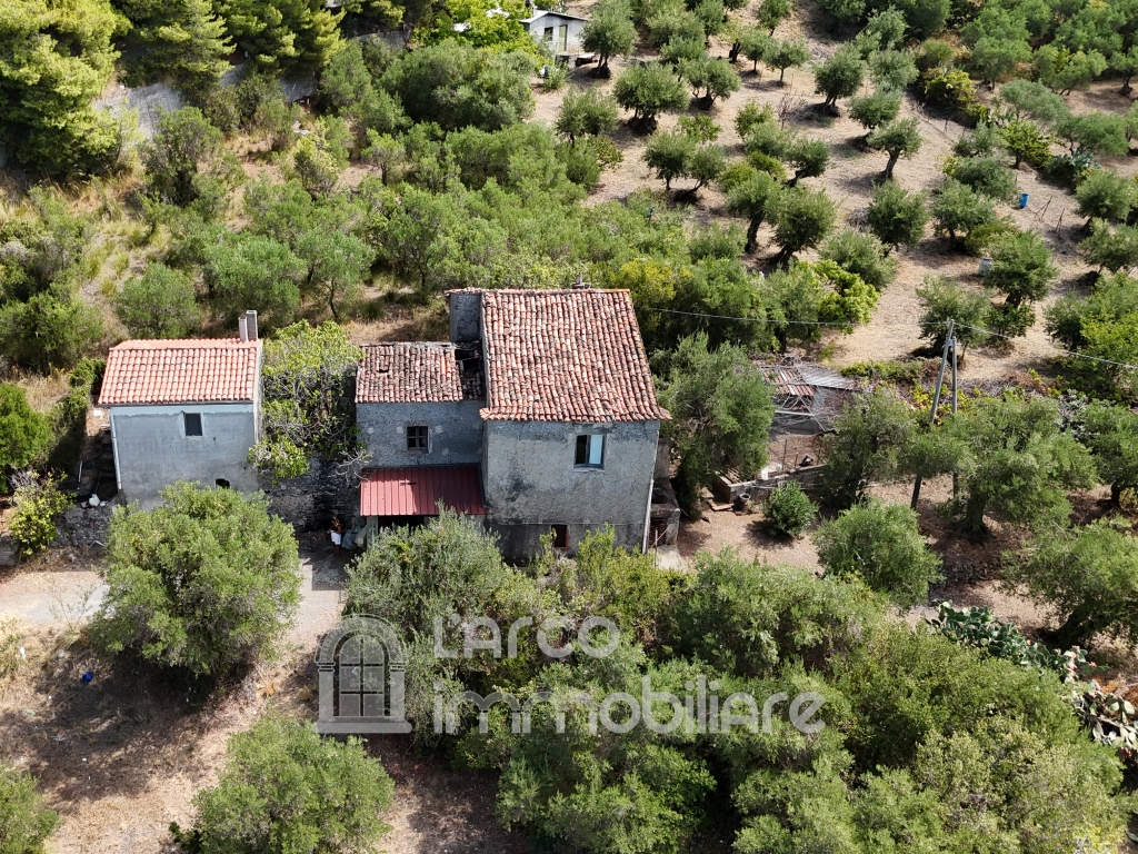Terreno edificabile con rudere Terreno edificabile con rudere
