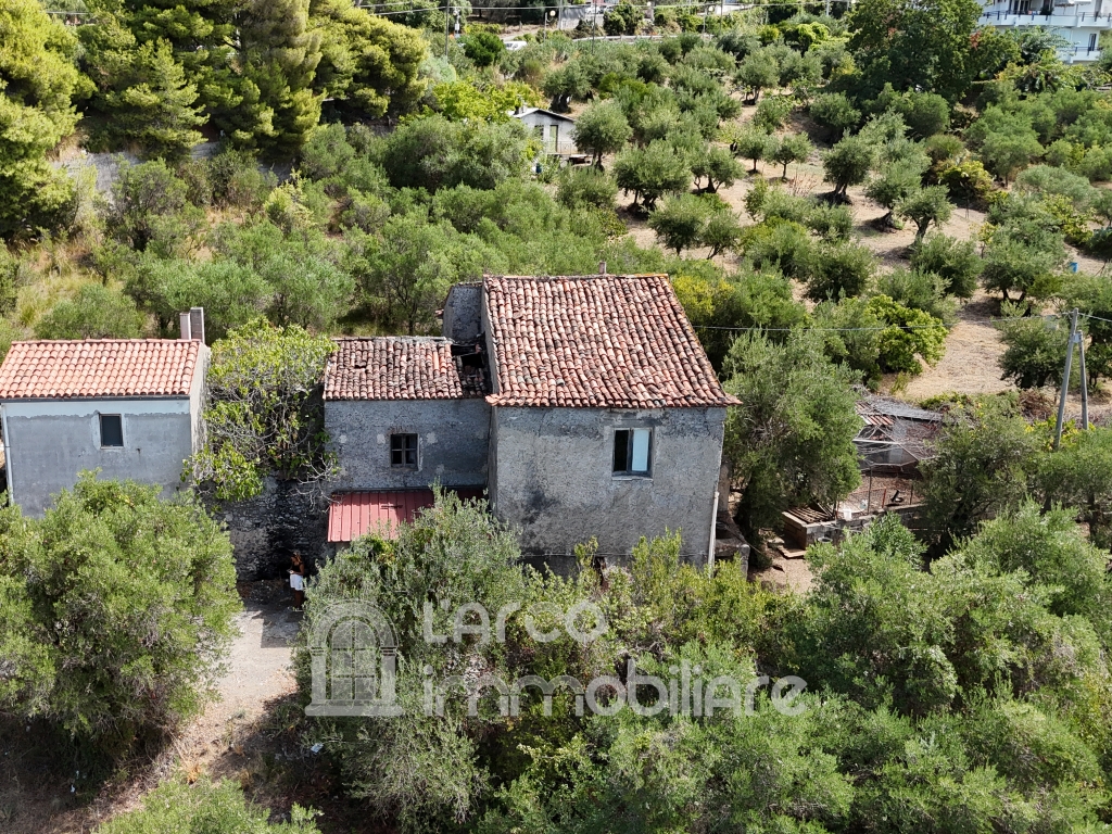 Terreno edificabile con rudere Terreno edificabile con rudere