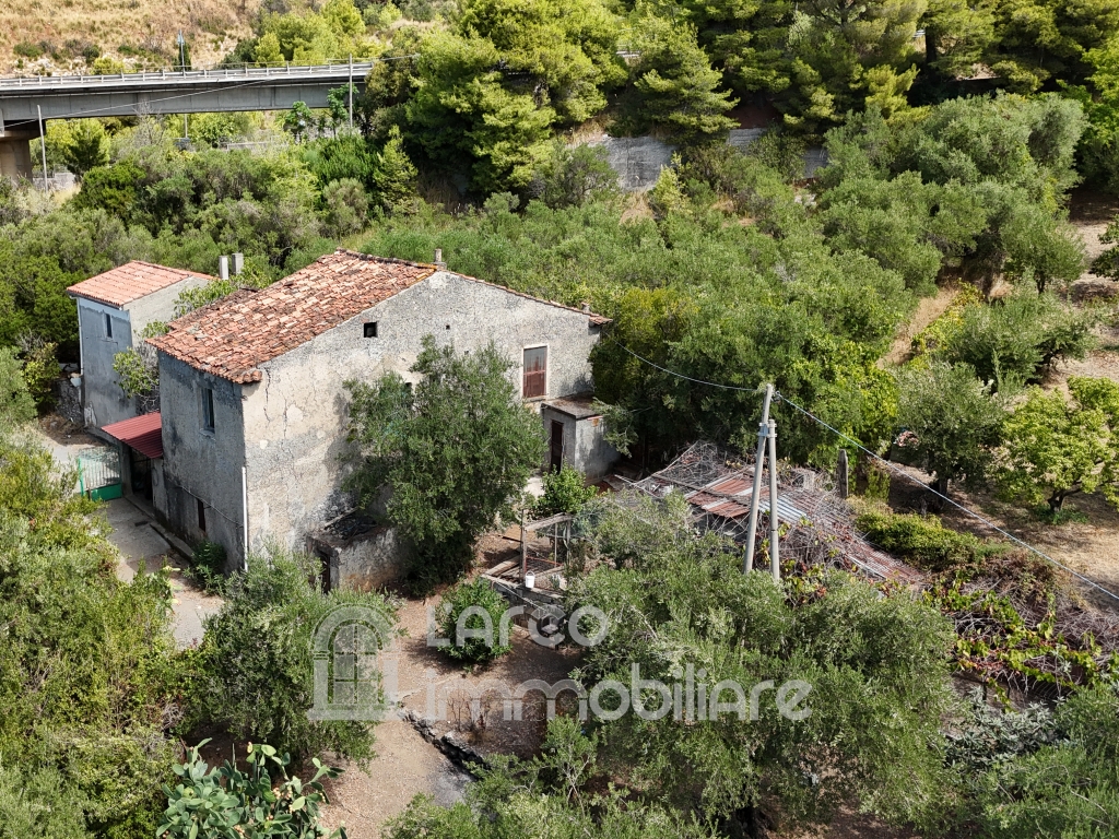 Terreno edificabile con rudere Terreno edificabile con rudere