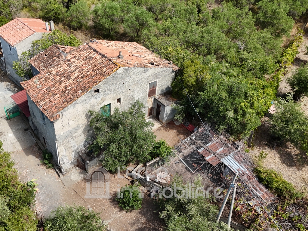 Terreno edificabile con rudere Terreno edificabile con rudere