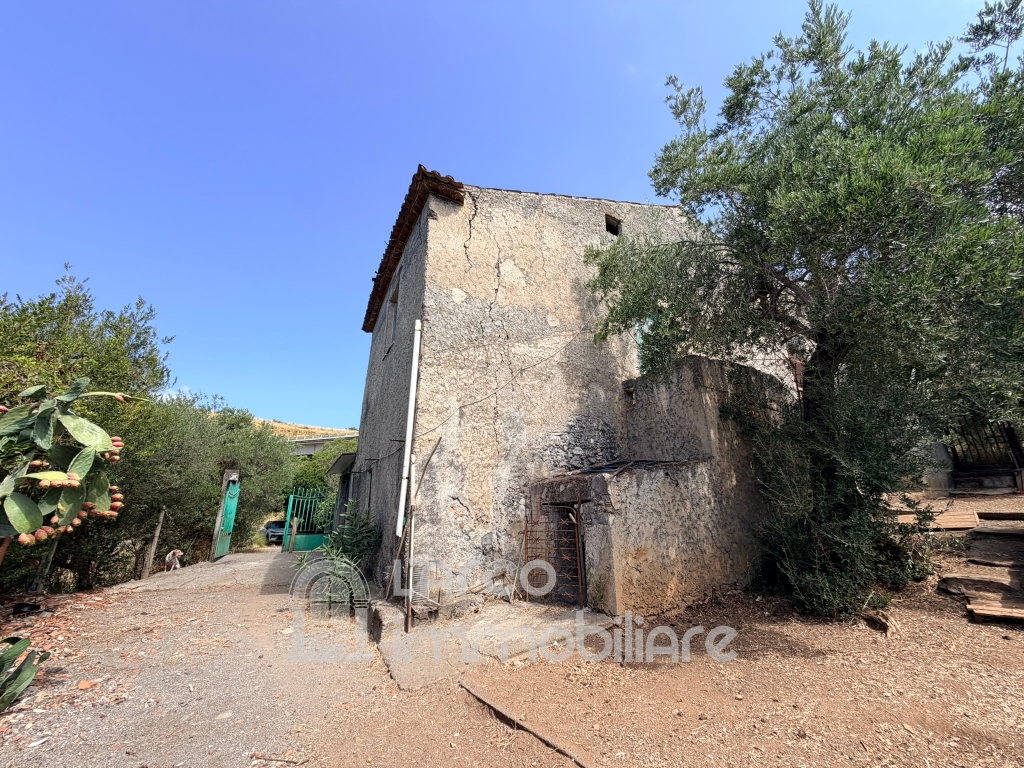 Terreno edificabile con rudere Terreno edificabile con rudere