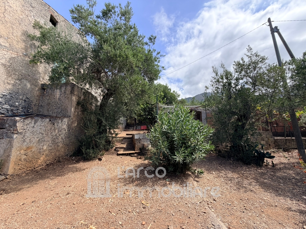 Terreno edificabile con rudere Terreno edificabile con rudere