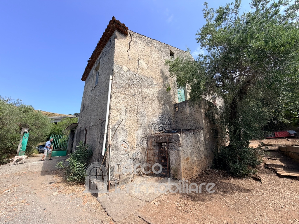 Terreno edificabile con rudere Terreno edificabile con rudere