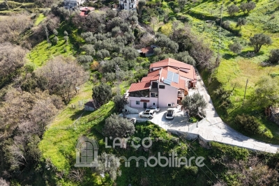 Casa indipendente con terreno e vista mare