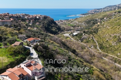Casa indipendente con terreno e vista mare