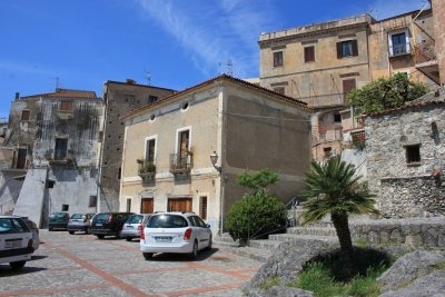 Apartment on two levels in the old town of Scalea 