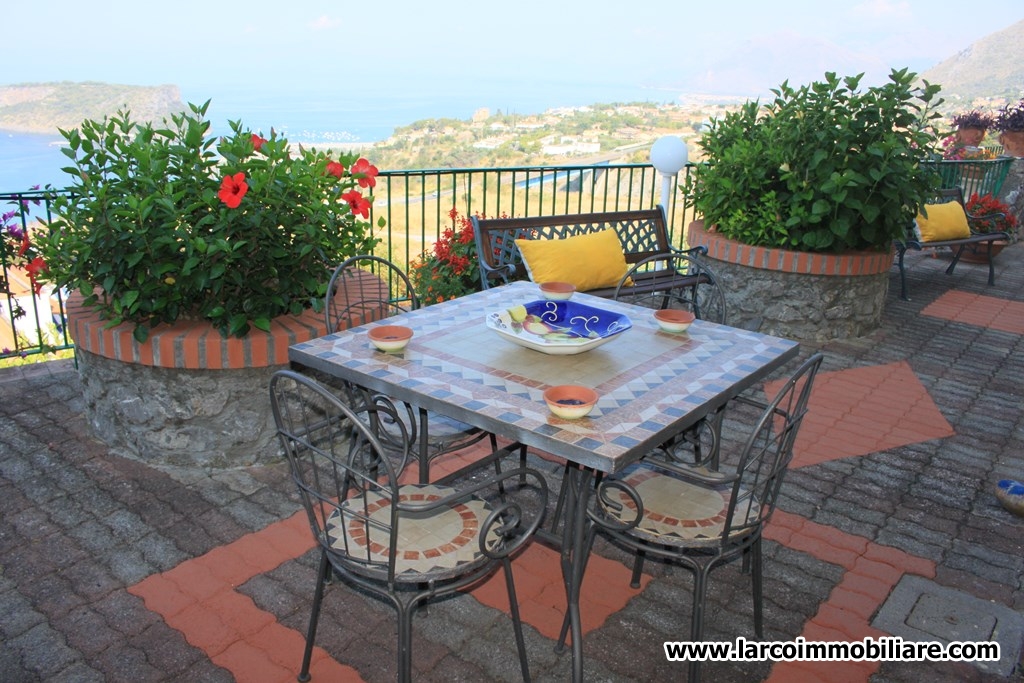 Detached-house with stunning view over the sea