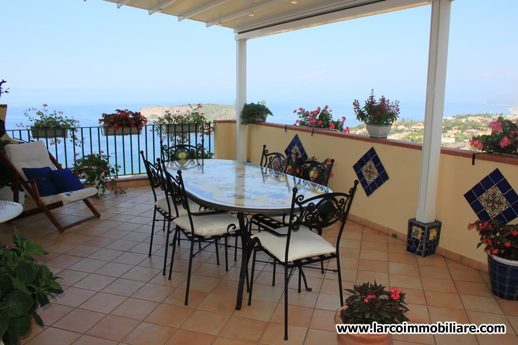 Detached-house with stunning view over the sea