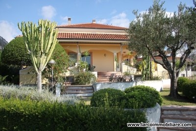 Villa indipendente con giardino e splendida vista mare