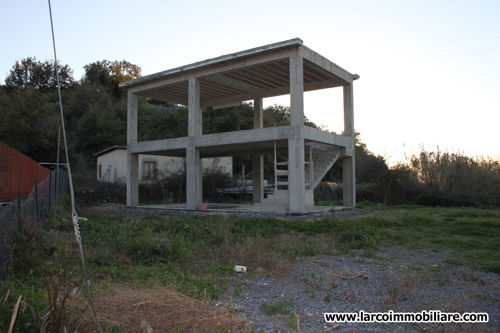 Detached house in rustic state with land