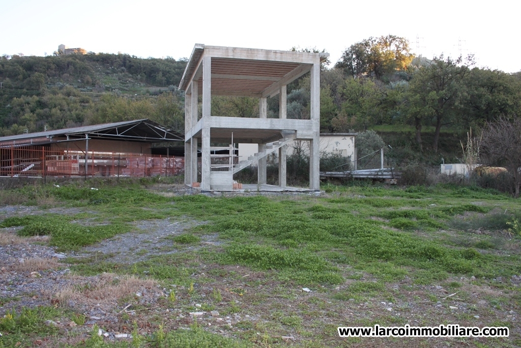 Detached house in rustic state with land