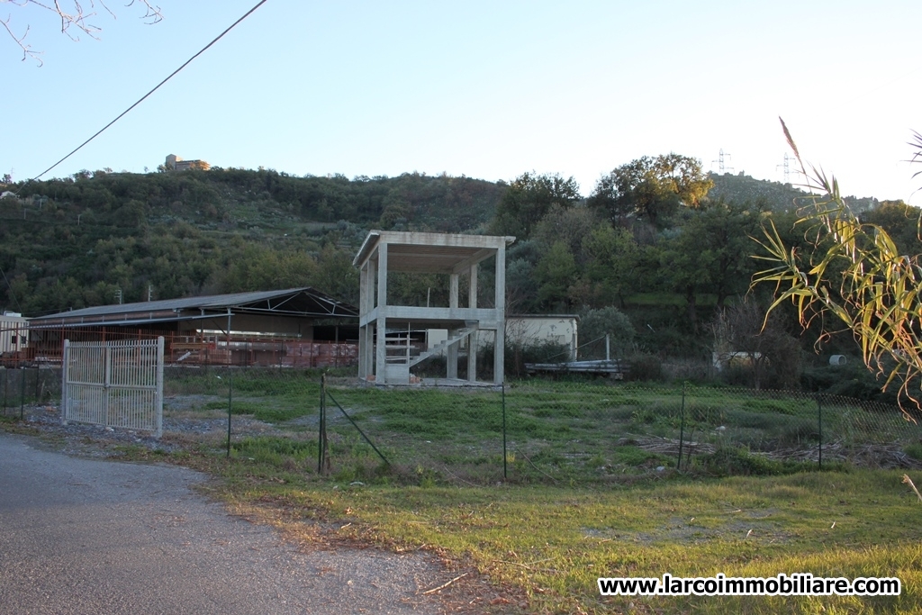 Detached house in rustic state with land