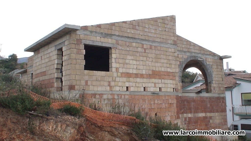 Detached villa to be finished