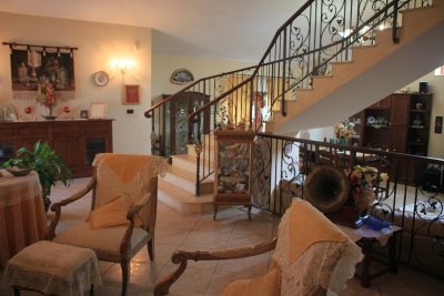 Villa singola su tre livelli con giardino