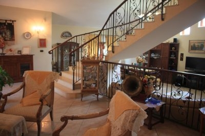 Villa singola su tre livelli con giardino