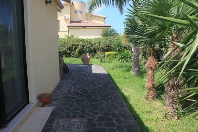 Villa singola su tre livelli con giardino