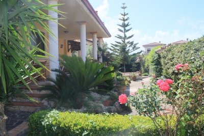 Villa singola su tre livelli con giardino