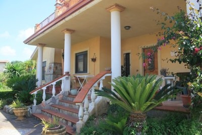 Villa singola su tre livelli con giardino