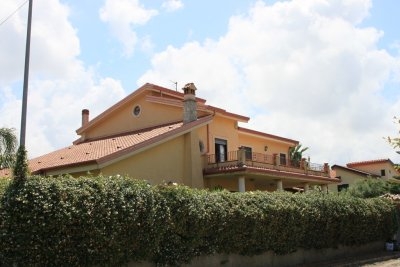 Villa singola su tre livelli con giardino