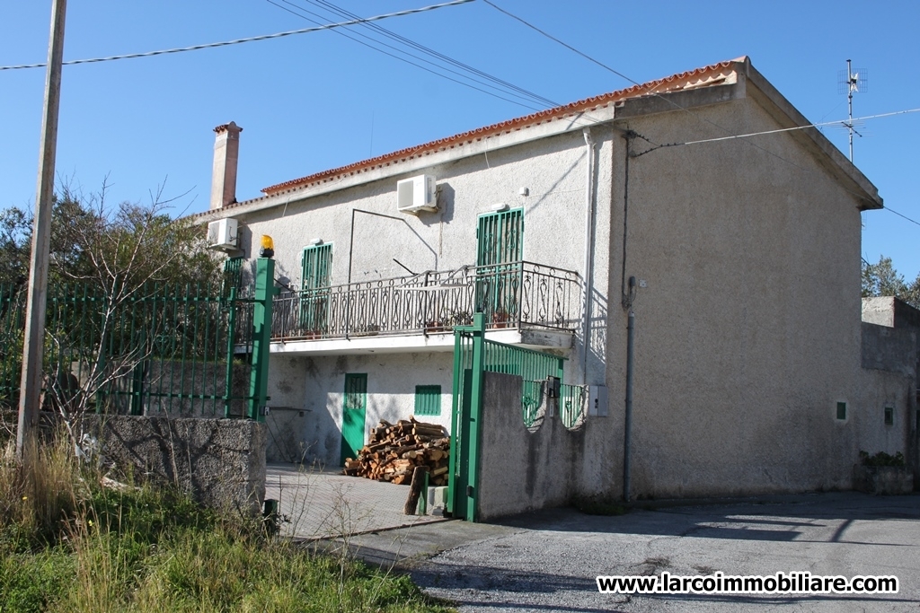 Detached-house on two levels and land