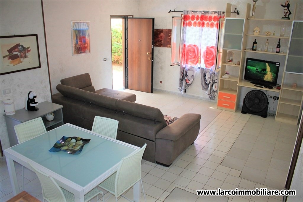 Semi-detached villa on 2 levels with garden