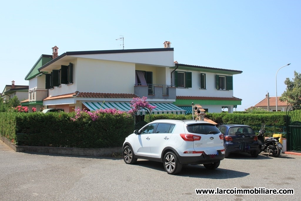 Semi-detached villa on 2 levels with garden