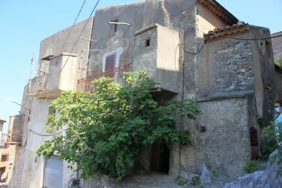 Independent property on two levels in the old town with panoramic sea view