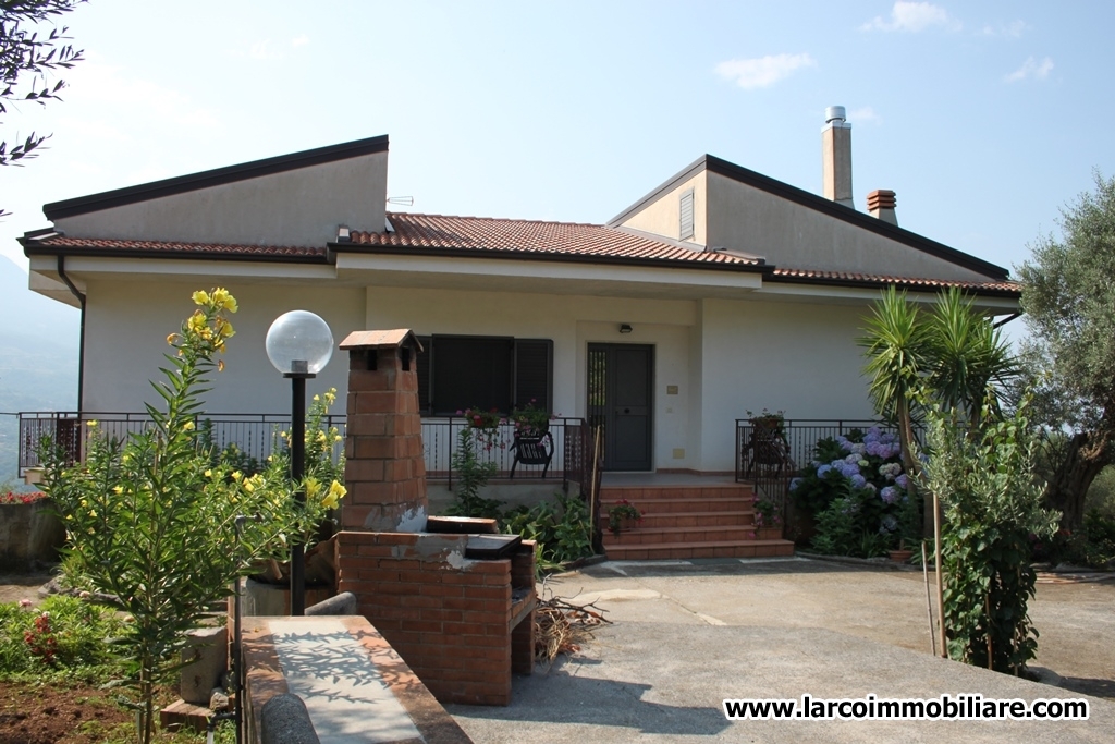 Independent house on 2 levels with land